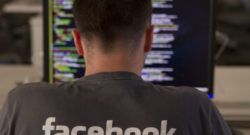 Ingeniero de Facebook trabajando