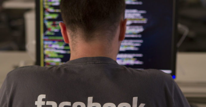 Ingeniero de Facebook trabajando