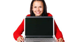 Publicidad en internet - mujer con computador portatil