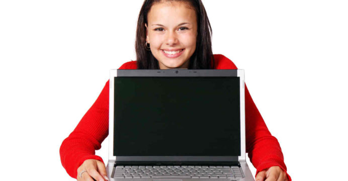 Publicidad en internet - mujer con computador portatil