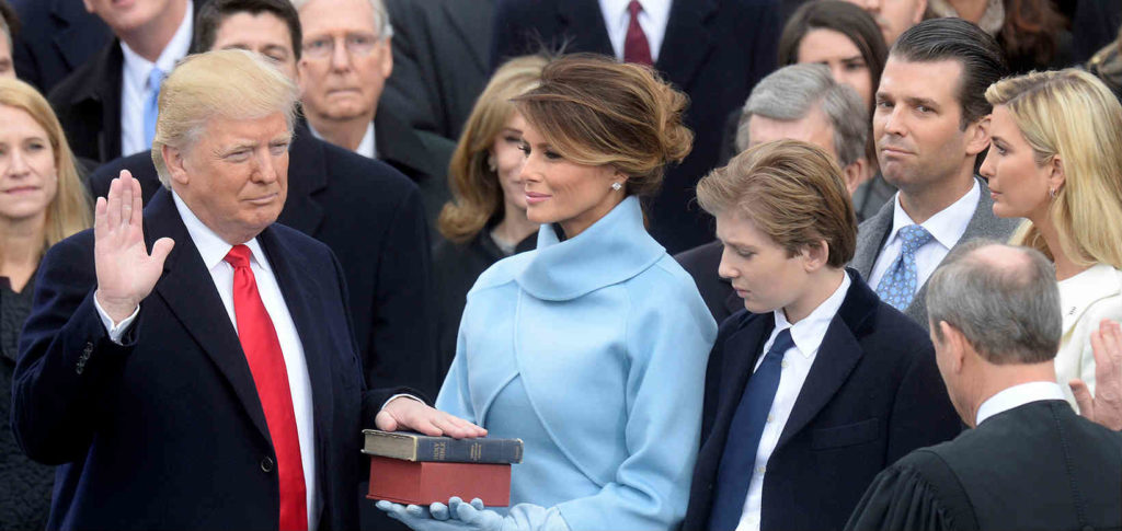 Donald Trump haciendo juramento para presidente de Estados Unidos